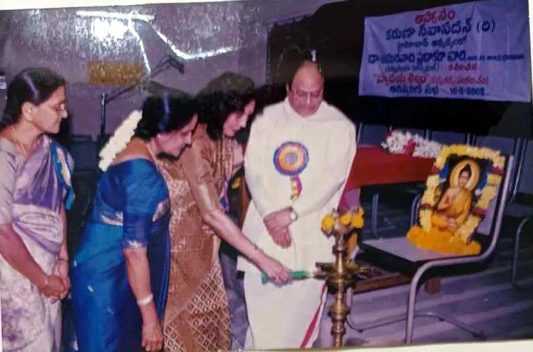 Inaugural lamp lighting with guests