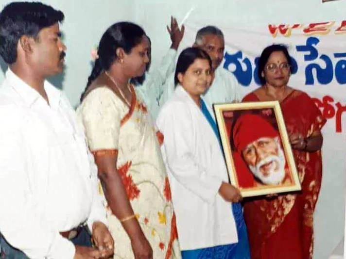 Presenting a portrait to a guest